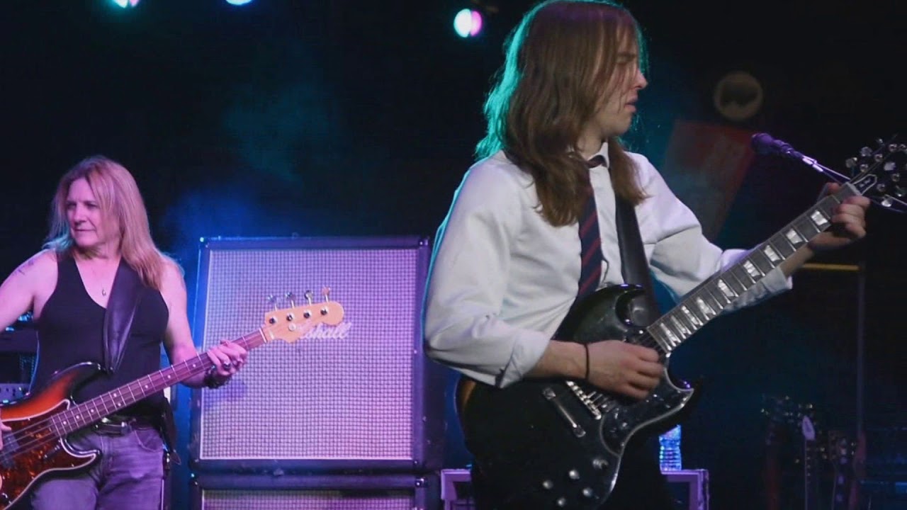 AC/DC tribute band TNT-Chicago performing