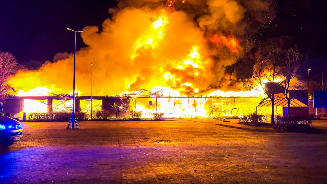 Großbrand im Einkaufszentrum an der Falkenthaler Chaussee – Feuerwehr im Großeinsatz