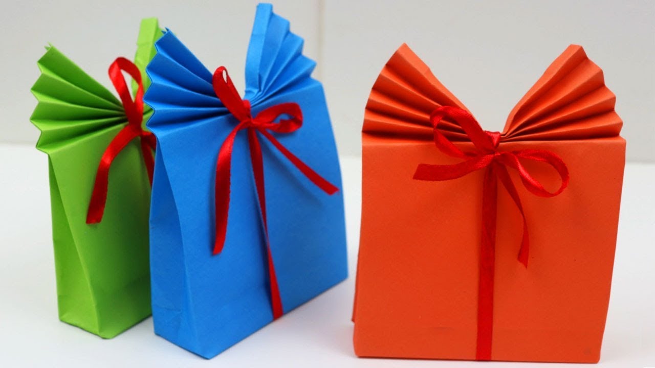 How to make a gift bag out of wrapping paper! — Happy WifeStyle™