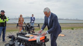 Primeur Eerste Drone-Pakketlevering Op Schip In Rotterdamse Haven