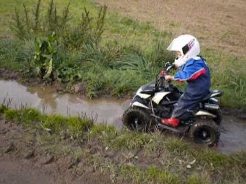 Kind (Till) mit Quad im Schlamm.