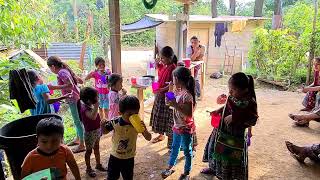 Gemeinsames Zähneputzen. Mädchen Und Jungs Noch Fein Getrennt.