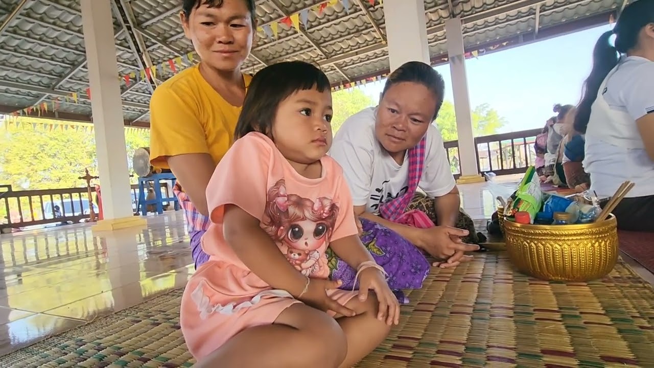 น้องเอเชียกับน้องธันวาไปทำบุญที่วัดเดียวกัน​