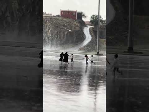 المطر سألونا وين كنتو وليش ماكبرتو انتو