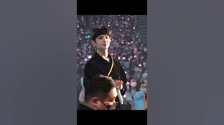 A carat gave joshua flowers 🥺such a babygirl omg #joshua  #seventeen #caratland #carat
