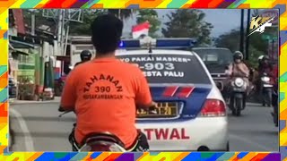 Kocak! Pria Pakai Baju Tahanan Kendarai Sepeda Motor di Belakang Mobil Polisi