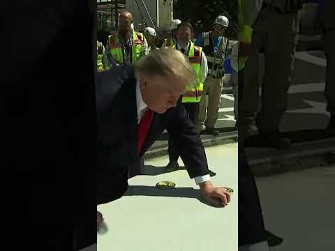 Video Trump firma losa para el nuevo helipuerto de la Casa Blanca