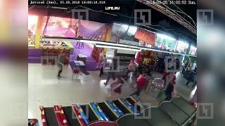 Видео ТЕРАКТ Момент начала пожара в Кемерово (автор: НОВОСТИ ВСЕГО МИРА)