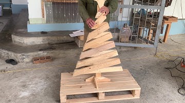 Outdoor Christmas Trees Made from Pallet Wood are Creative and Attractive Christmas Decorations