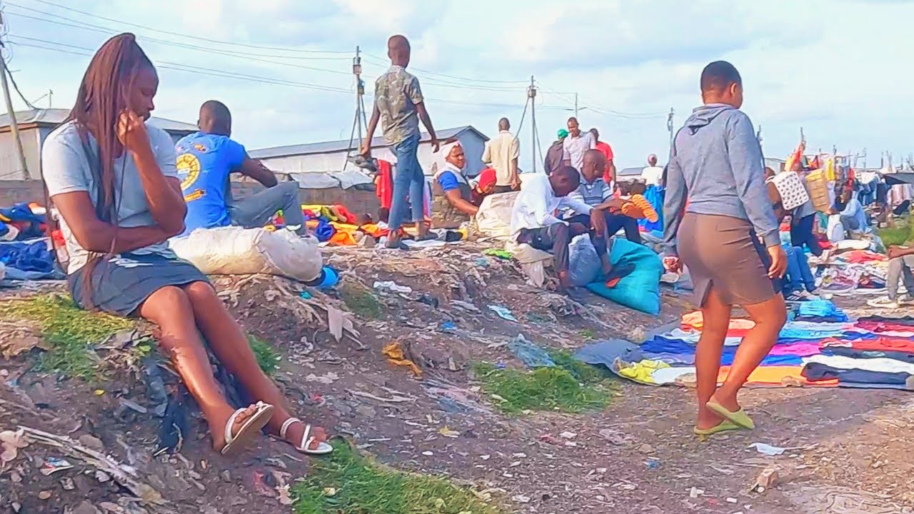 A WALK INSIDE A LOCAL COMMUNITY IN KENYA 🇰🇪 AFRICA, MUKURU SLUMS IN NAIROBI|4K WALK VIDEO|