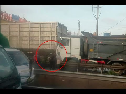 Vía Evitamiento: Auto queda aplastado entre dos camiones