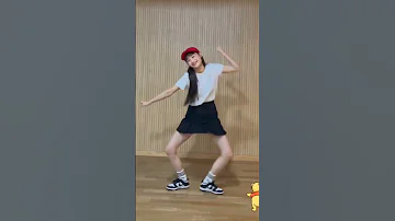chuu dancing to hypeboy #kpop #chuu #loona #shorts