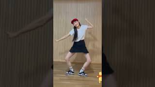 chuu dancing to hypeboy #kpop #chuu #loona #shorts