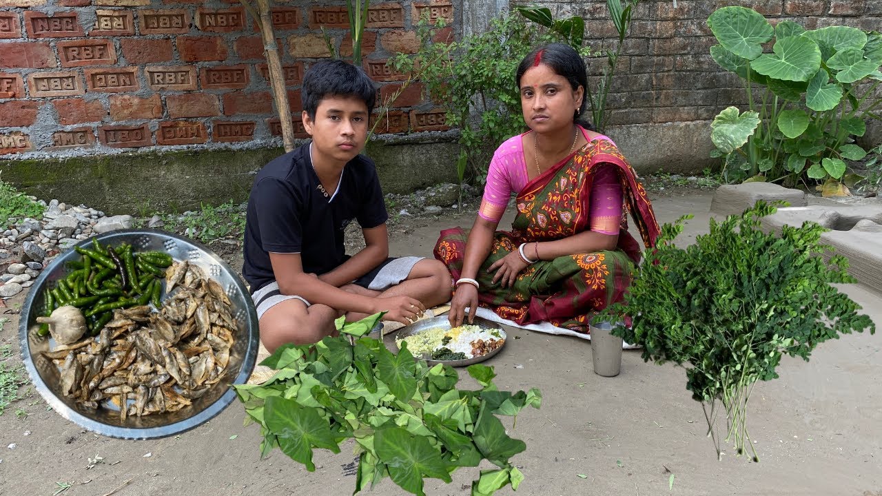 Kachu Infection Cooking and eating dried fish with kachu leaves and sajna leaves - YouTube