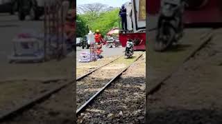 Beat Ni Bos Di Senggol Kereta Api Dong !!!