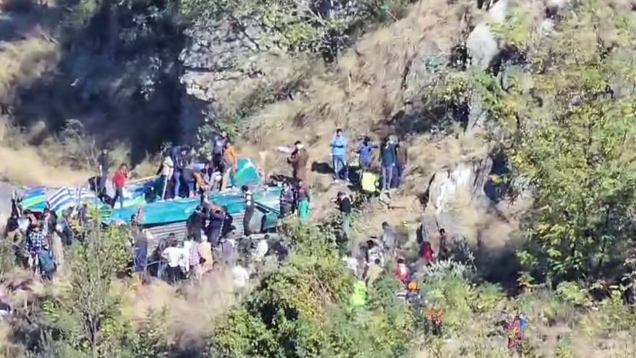 Doda : Several Feared Dead As Bus Rolls Down Into Gorge - YouTube