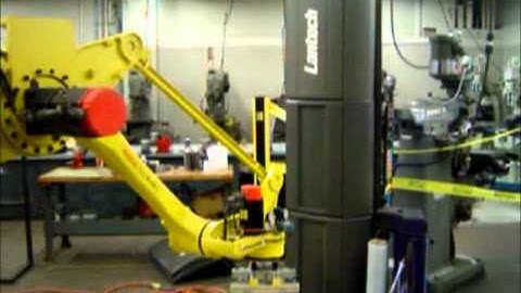 Dunwoody College - Palletizing robot with wrapper