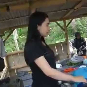 Penjaga warung cantik