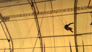 Trapeze Class. Backend Straddle Catch.