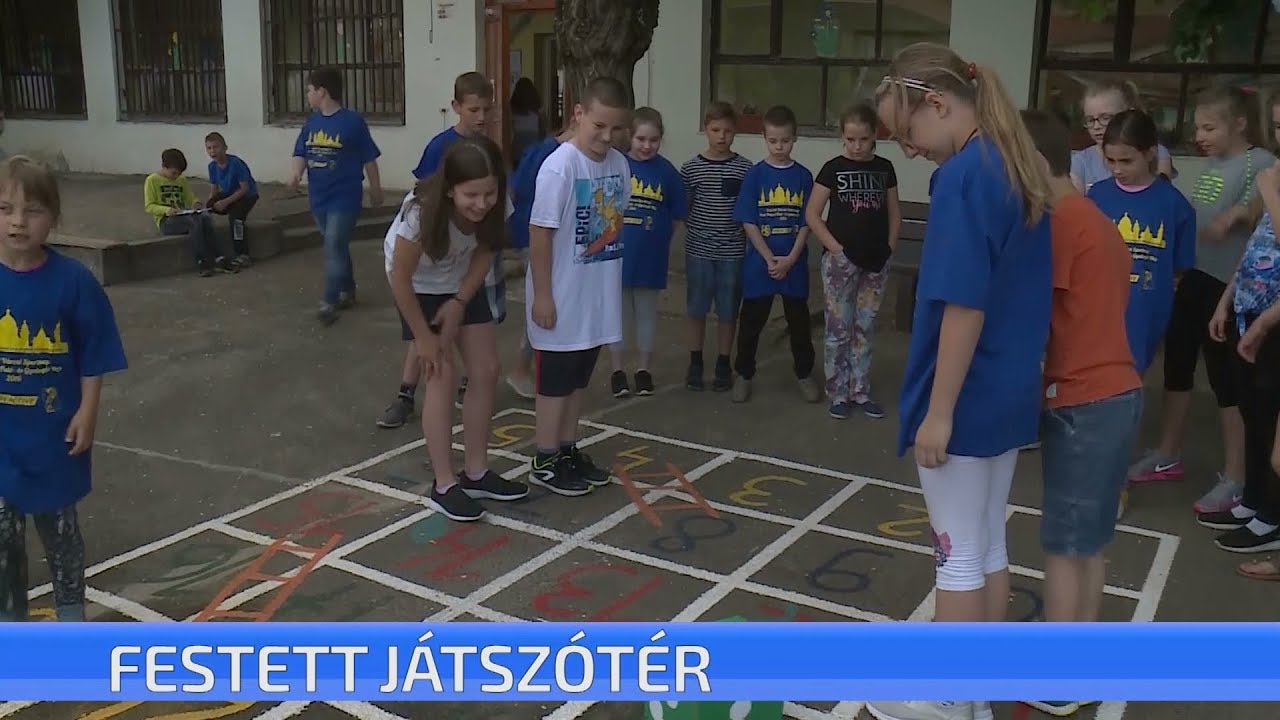 Aszfaltra festett játékokat vehettek ma birtokba a Táncsics Mihály Általános Iskola diákjai