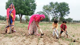 आज हम सब मिलकर ये क्या कर रहे हैं, दोनों बदमाश भी लगे है हमारे साथ में... Crop weeding • Weeding