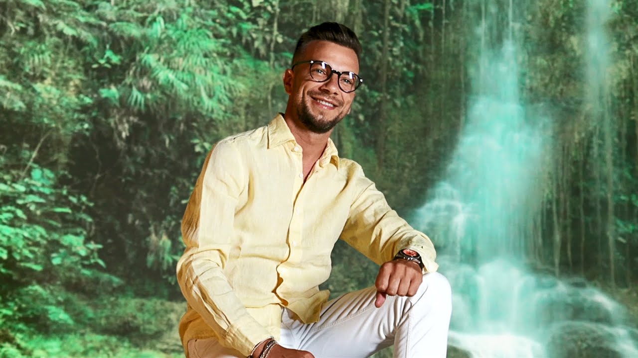 Alex de la Orastie - Urc pe munti fara carare [Videoclip Oficial] 2021