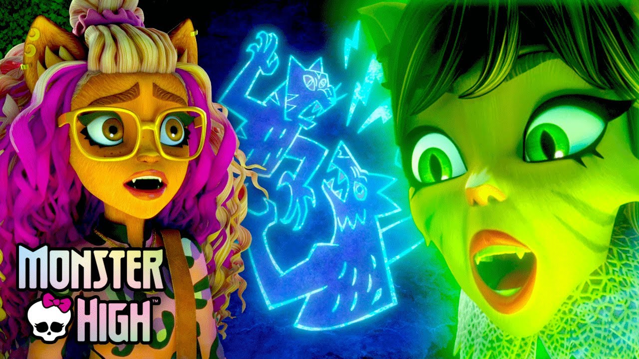 Clawdeen Trades the Moonclaw for Her Mom's Diary! | Monster High