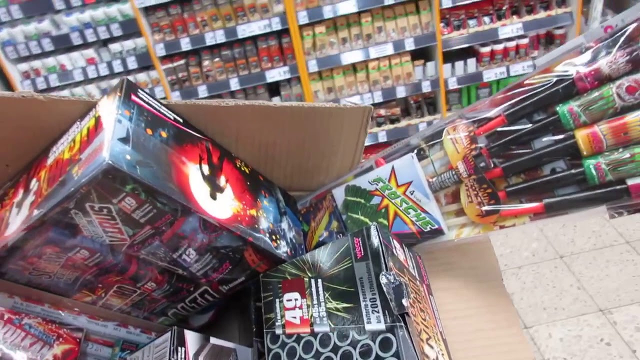 Wat zit er in u doos Vuurwerk ?? Van ons 200 euro ! Win Actie ! - YouTube