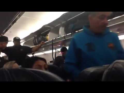 MC LIVINHO CAUSANDO TUMULTO EM AVIÃO WWW.TOPFUNK.NET