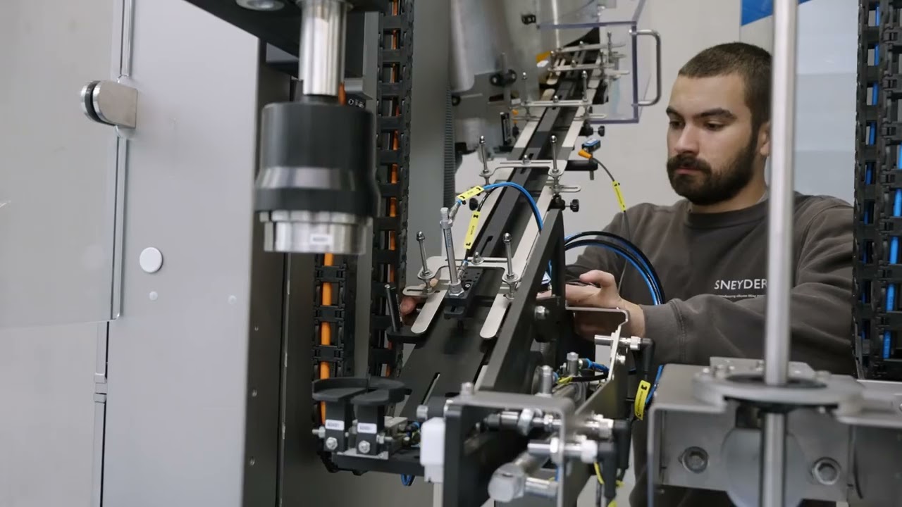 Compact filler capper for jerrycan and bottles. Dosing with scales or flowmeters.