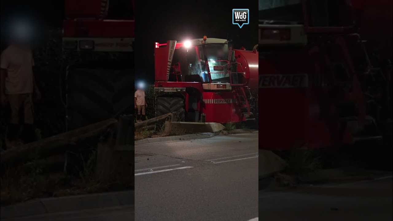 Landbouwvoertuig tegen vangrail