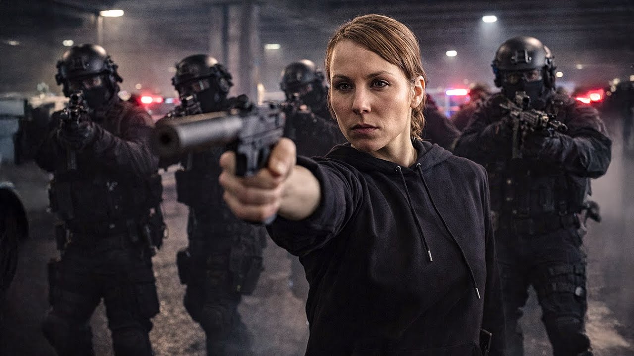 عميلة سابقة بيتم أستدعائها للقبض ع مجرم خطير متعرفش أنهم عصابة خطيره بيورطوها ف عمليه جديده ملخص