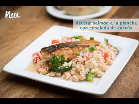 Así se prepara el salmón a la plancha con ensalada de cuscús