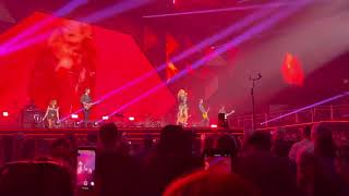 Carrie Underwood’s Guns N Roses Welcome To The Jungle