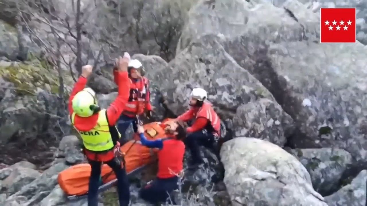 El GERA rescata en helicóptero a dos excursionistas en La Pedriza - YouTube