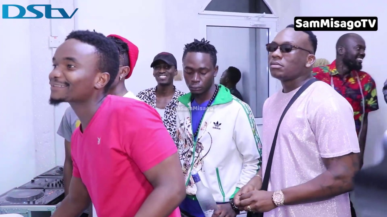 Tazama  Maproducer walivyoungana Utengeneza Beat Moja  Kwenye Uzinduzi Wa Studio Ya MOCCO