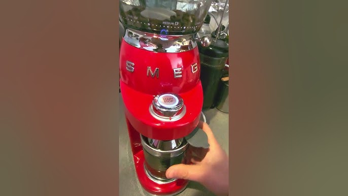 Smeg CGF01, un broyeur à café sacrément looké