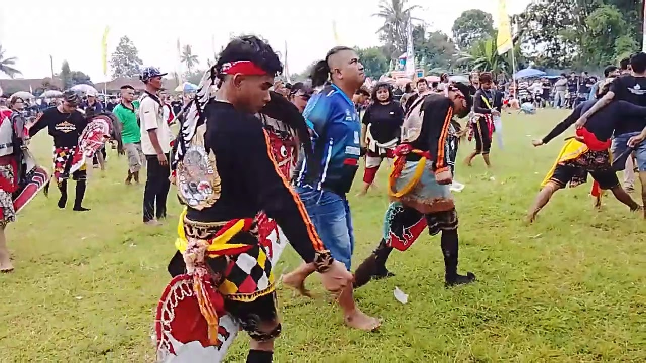 Cewe mendem kuda lumping