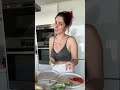 Italienerin versucht keine Pasta zu kochen