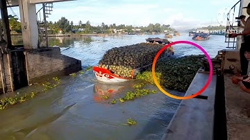 Ghe dừa sàlan tăng tốc xịt khói đen vượt cống quá mạnh mẽ