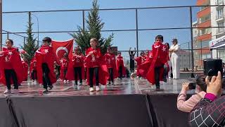 23 Nisan Gösterisi Haluk Levent İzmir Marşı