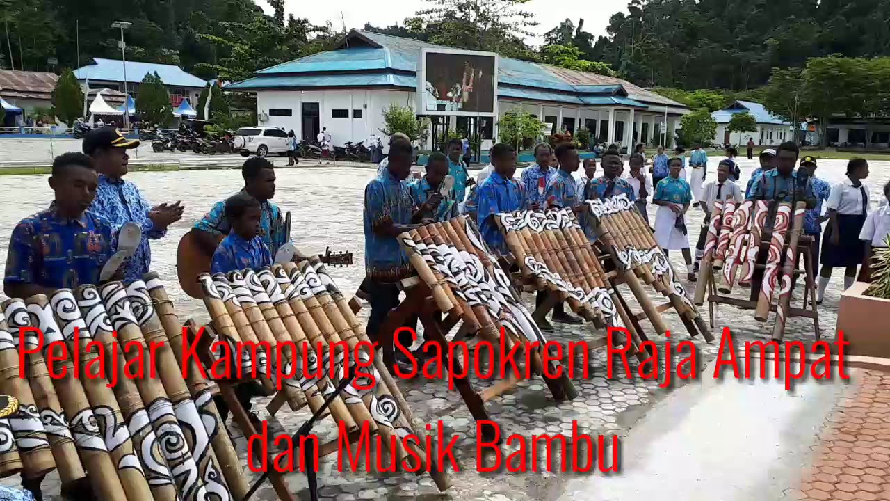 Pelajar Kampung Sapokren Raja Ampat dan Musik Bambu