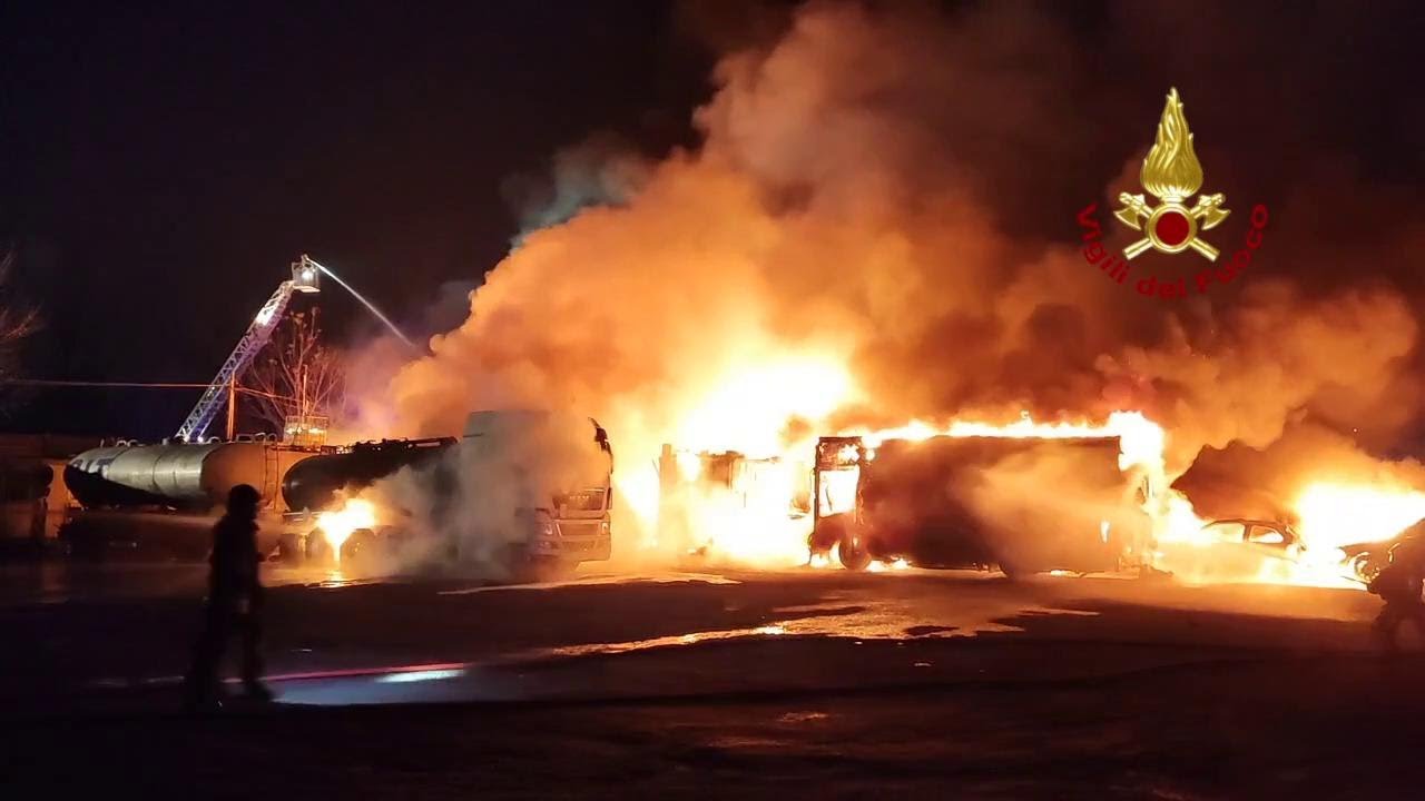 Incendio in un piazzale di sosta a Milano, roghi ed esplosioni tra auto e container