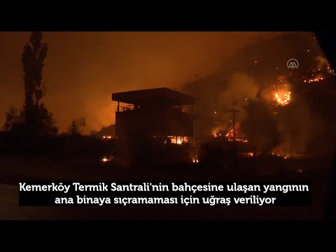 Kemerköy Termik Santrali'nin bahçesine ulaşan yangının ana binaya sıçramaması için uğraş veriliyor