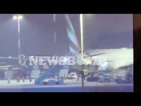 Η στιγμή που οι επιβάτες βγαίνουν από το αεροσκάφος της Emirates