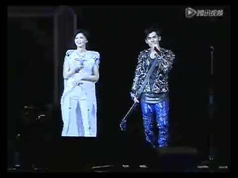 周杰伦演唱会 与邓丽君跨时空对唱千里之外