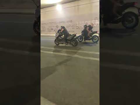 Video: Piaggio Zip vs Yamaha T-Max Kush do të fitojë dhe me sa?