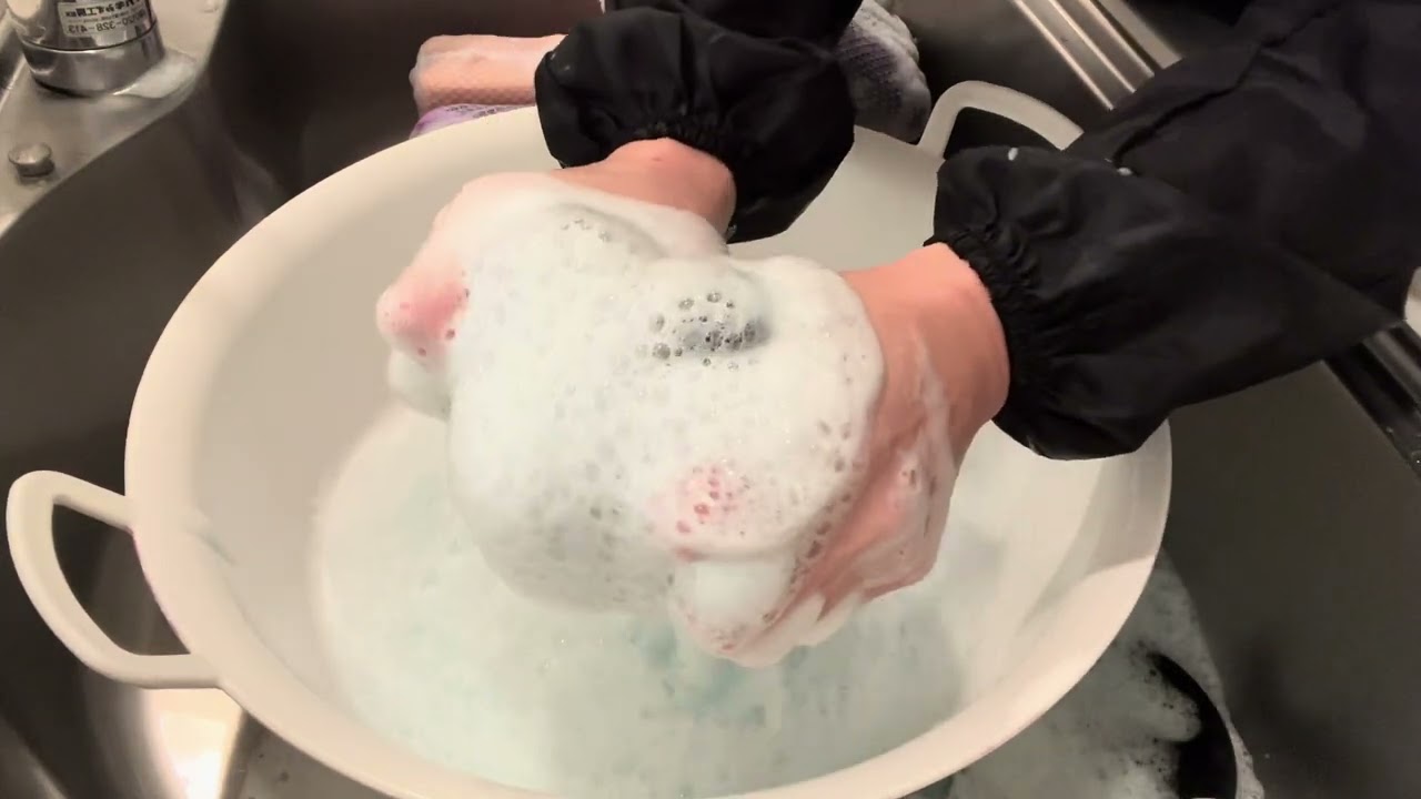 2nd round with bath net sponge 🫧🫧🫧 Recycling ♻️ Squeeze with detergent 🤍🤍🤍