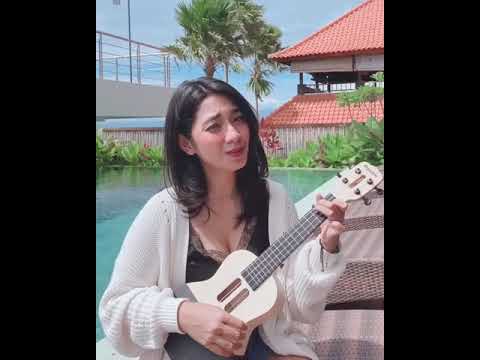 Enaknya jadi ukulele...mantabbbb bingitsss gunung kembar  dinda kirana...