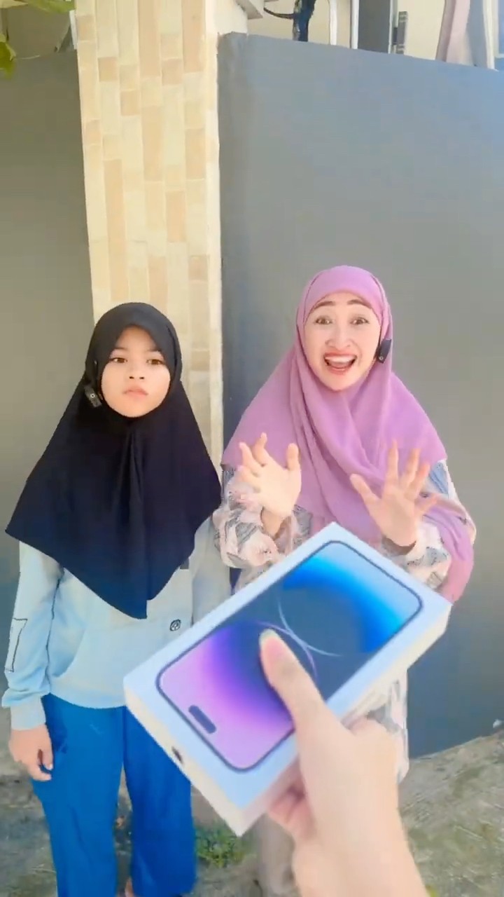REZEKI DAPET IPHONE